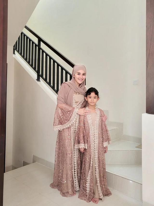 Ayu Ting Ting mengenakan hijab saat hadir dalam syukuran rumah baru Assyifa Nuraini sang adik (Foto: Instagram @ayutingting92)