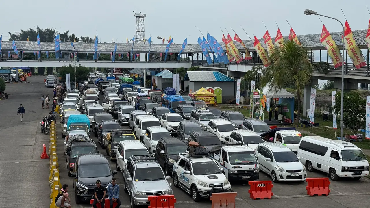 Antrean kendaraan yang hendak masuk ke Kepal di Pelabuhan Gilimanuk Bali (Istimewa)