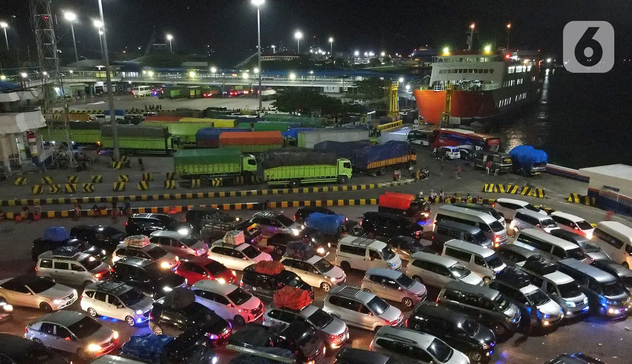 Sejumlah kendaraan yang akan menyeberang ke Sumatera antre di Pelabuhan Merak, Banten, Rabu (5/5/2019) dini hari. Satu hari sebelum larangan mudik diberlakukan pada 6 Mei 2021, para pemudik yang akan menuju Pulau Sumatera mulai memadati Pelabuhan Merak. (Liputan6.com/Herman Zakharia)