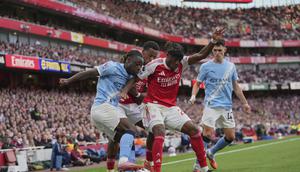 Noni Madueke (kedua dari kanan) berebut bola dengan Jeremy Doku di laga Arsenal vs Manchester City di Emirates Stadium, Minggu (21/09/2025). (AP Photo/Kin Cheung)