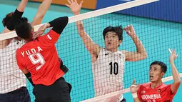 Pebola voli putra Indonesia, Putra Yuda melepaskan smash pada pertandingan babak perempat final bola voli putra Asian Games 2018, melawan Korea Selatan, di Volley Indoor Jakarta, Selasa (28/8). (Liputan6.com/Fery Pradolo)