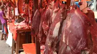 Pedagang memotong daging sapi dan kerbau yang dijual di Pasar Ciledug, Tangerang, Rabu (13/6). Dua hari menjelang Lebaran, pedagang daging musiman menjamur dengan menggelar dagangan di pinggir-pingir jalan. (Liputan6.com/Angga Yuniar)