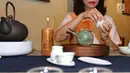 Tea Master, Suwarni Widjaja saat upacara penyeduhan teh atau Kungfu Cha di Kopi Oey, Jakarta, Senin (24/9). Tidak ada ritual khusus dalam penyeduhan teh ala China. (Liputan6.com/Fery Pradolo)