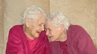 Florence Davies dan Glenys Thomas kini sudah berusia 103 tahun dan bahagia hidup bersama-sama berdekatan. (Foto: Daily Mail)
