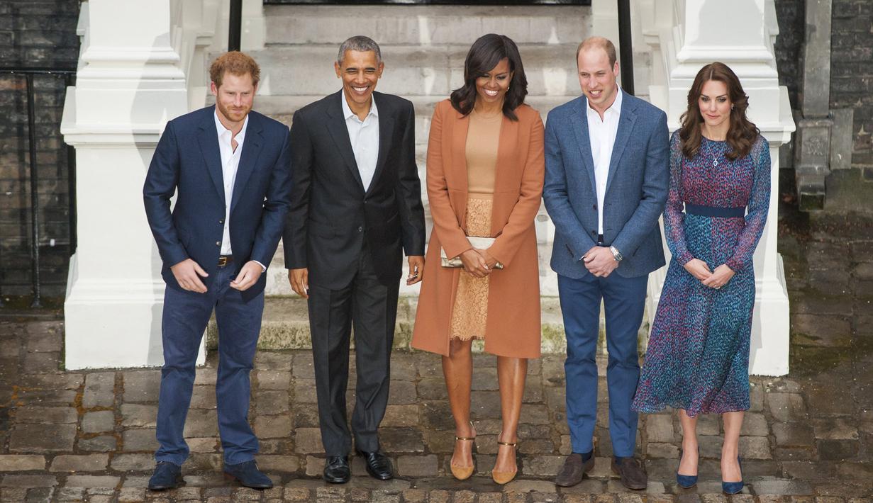 Presiden AS Barack Obama (kedua kiri) beserta  istri Michelle Obama berfoto bersama Pangeran William, Kate Middleton dan Pangeran Harry di Kensington Palace, London , Inggris (22/4). Mereka akan mengadakan acara makan malam. (REUTERS / Kevin Lamarque)