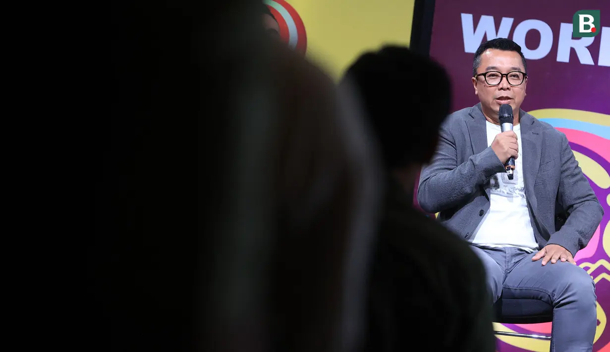 <p>CEO Visual Indomedia Produksi (VIP), Indra Yudhistira memberikan keterangan dalam konferensi pers pengumuman SCM sebagai pemegang hak siar Piala Dunia U-17 2023, Selasa (3/10/2023) di SCTV Tower, Jakarta. (Bola.com/Muhammad Iqbal Ichsan)</p>