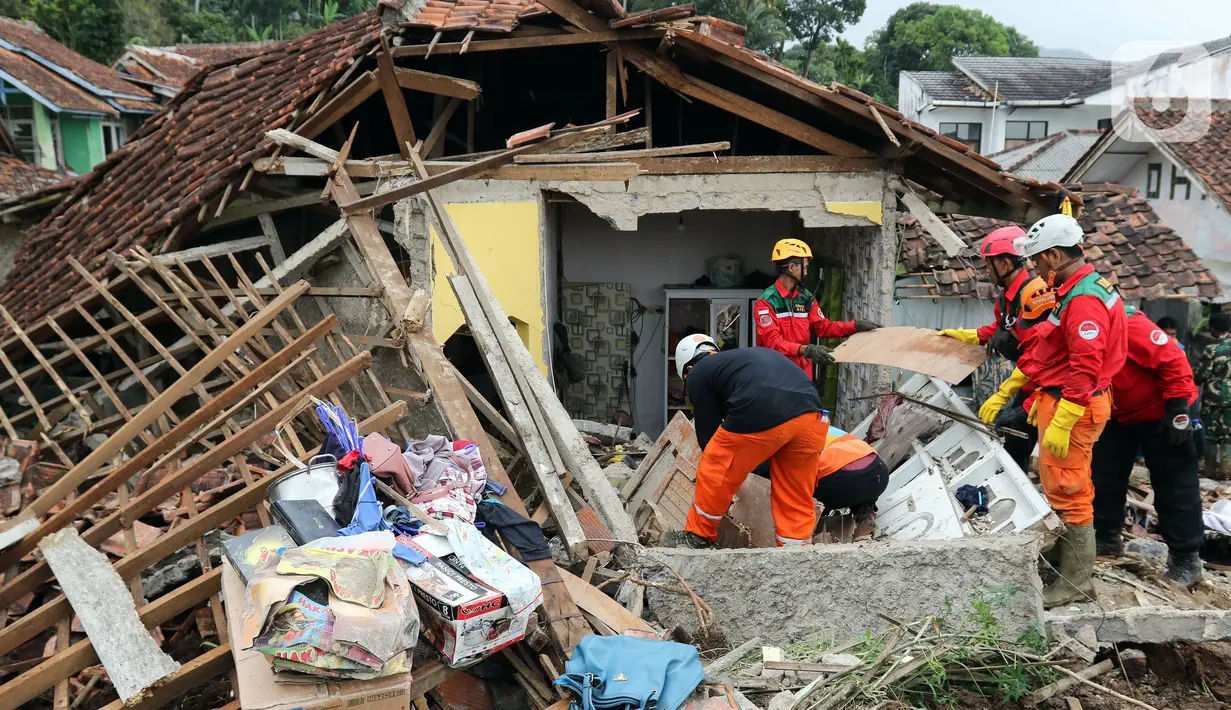 Tim SAR gabungan mencari korban yang tertimbun longsor akibat gempa berkekuatan magnitudo 5,6 di Cijendil, Kabupaten Cianjur, Jawa Barat, Rabu (23/11/2022). Puluhan warga di kawasan itu diperkirakan masih tertimbun longsor pascagempa yang mengguncang Cianjur pada 21 November 2022. (Liputan6.com/Herman Zakharia)