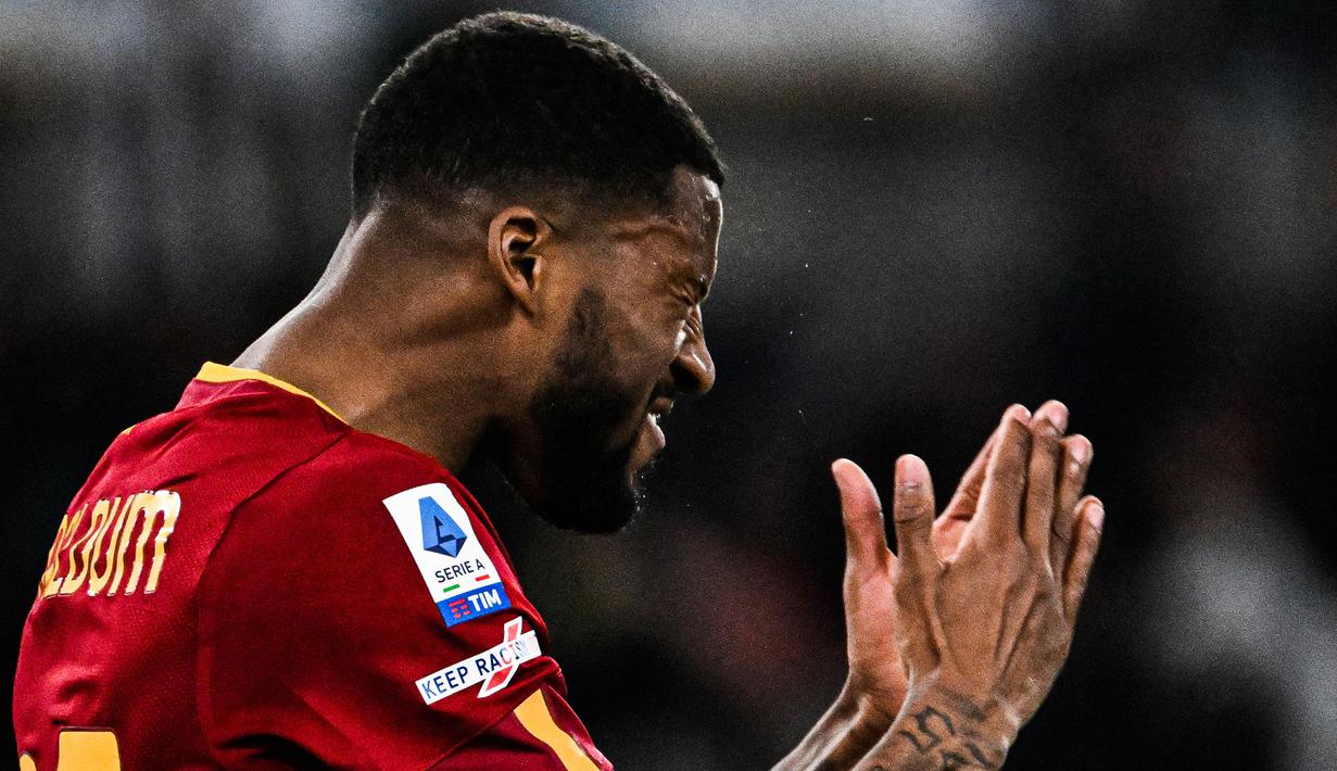 Reaksi kecewa pemain AS Roma, Georginio Wijnaldum setelah gagal mencetak gol ke gawang Sassuolo pada laga lanjutan Liga Italia 2022/2023 di Olympic Stadium, Roma, 12 Maret 2023. Wijnaldum menjadi bagian penting dari skuad The Reds yang memenangkan Liga Inggris dan Liga Champions. Setelah lima musim, ia kemudian hengkang menuju PSG. Sayangnya, karier Wijnaldum bersama PSG tidak berjalan mulus karena kesulitan mendapat kesempatan bermain reguler. Pemain berkebangsaan Belanda tersebut tengah dipinjamkan ke AS Roma dan baru saja kembali dari cedera panjang. (AFP/Tiziana Fabi)