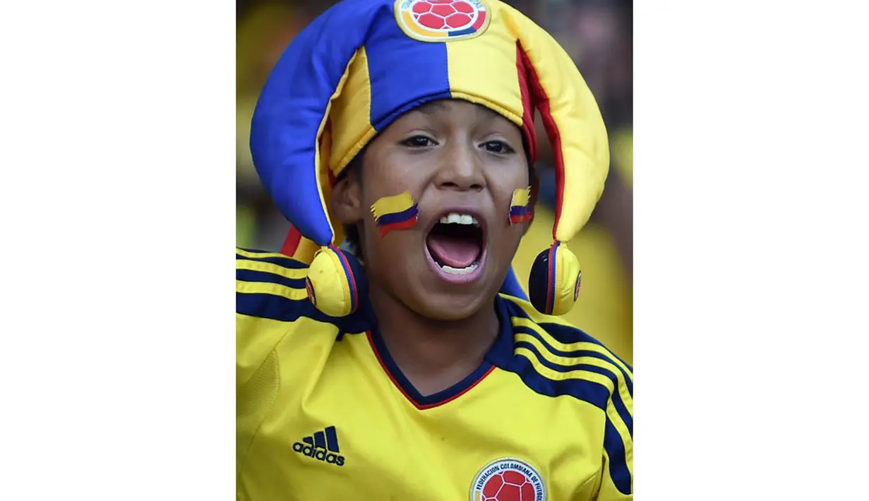 Salah satu pendukung cilik "Los Cafeteros" berteriak saat menyaksikan laga Kolombia kontra Yunani di Belo Horizontale, Brasil, (14/6/2014). (AFP PHOTO/Eitan Abramovich)