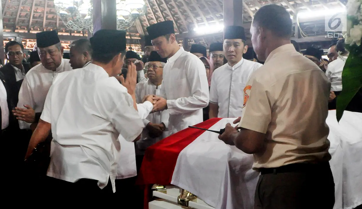 Presiden ke-6 RI Susilo Bambang Yudhoyono (kiri) bersama anaknya Agus Harimurti Yudhoyono dan Edhie Baskoro Yudhoyono berada di dekat peti jenazah Ani Yudhoyono di Puri Cikeas, Bogor, Jawa Barat, Minggu (2/6/2019). (Liputan6.com/Immanuel Antonius)