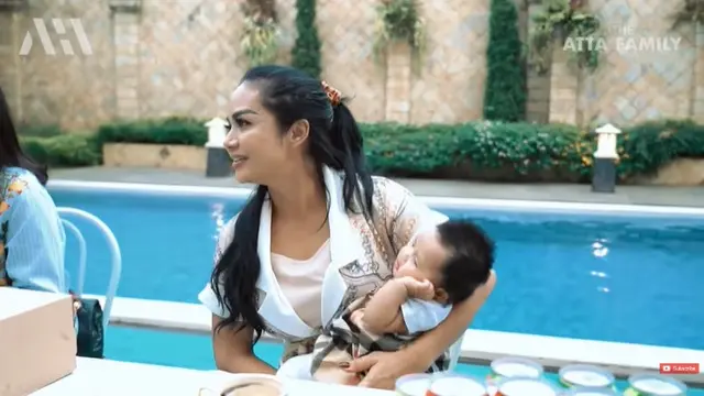 Krisdayanti momong Ameena (YouTube/AH)