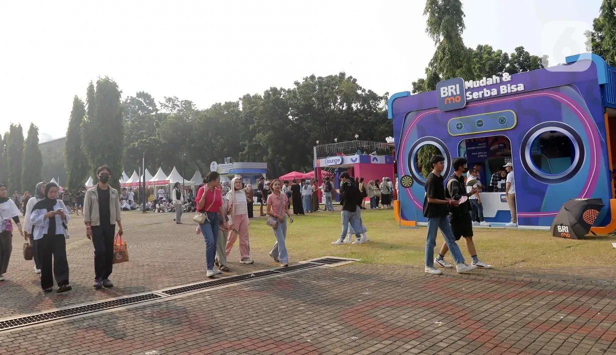 Pengunjung melintas di depan booth BRImo di acara KapanLagi Buka Bareng BRI Festival 2024 di Plaza Timur Senayan, Jakarta, Minggu (24/3/2024). (Liputan6.com/Herman Zakharia)