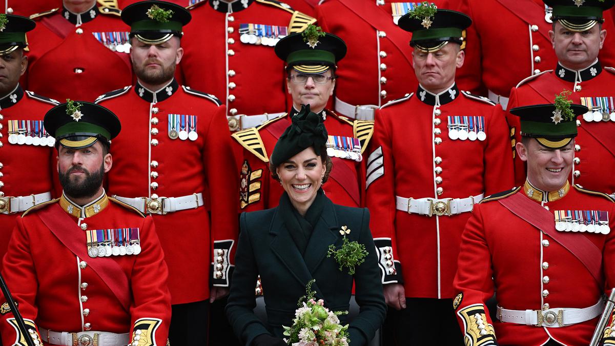 Kate Middleton Mode Kolonel Kehormatan, Daur Ulang Mantel Hijau Koleksi Lawas Saat Temui Para Prajurit