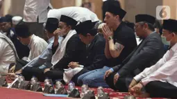 Mantan pesepakbola Timnas Jerman Mesut Ozil berdoa usai melaksanakan Sholat Jumat di Masjid Istiqlal, Jakarta, Jumat (27/5/2022). Dalam kunjungannya ke Indonesia, mantan pesepakbola Timnas Jerman   tersebut menyempatkan Sholat Jumat di Masjid Istiqlal. (Liputan6.com/Herman Zakharia)