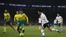 Gelandang Tottenham, Son Heung-min, menggiring bola saat melawan Norwich pada laga Premier League di Stadion Tottenham, London, Rabu (23/1). Tottenham menang 2-0 atas Norwich. (AFP/Adrian Dennis)