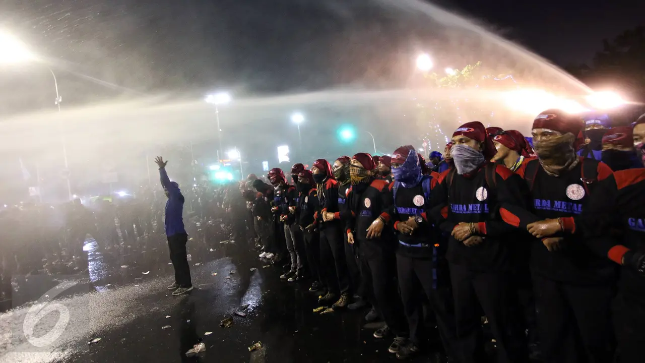 20151030-Polisi Bubar Paksa, Massa Buruh Kocar-kacir