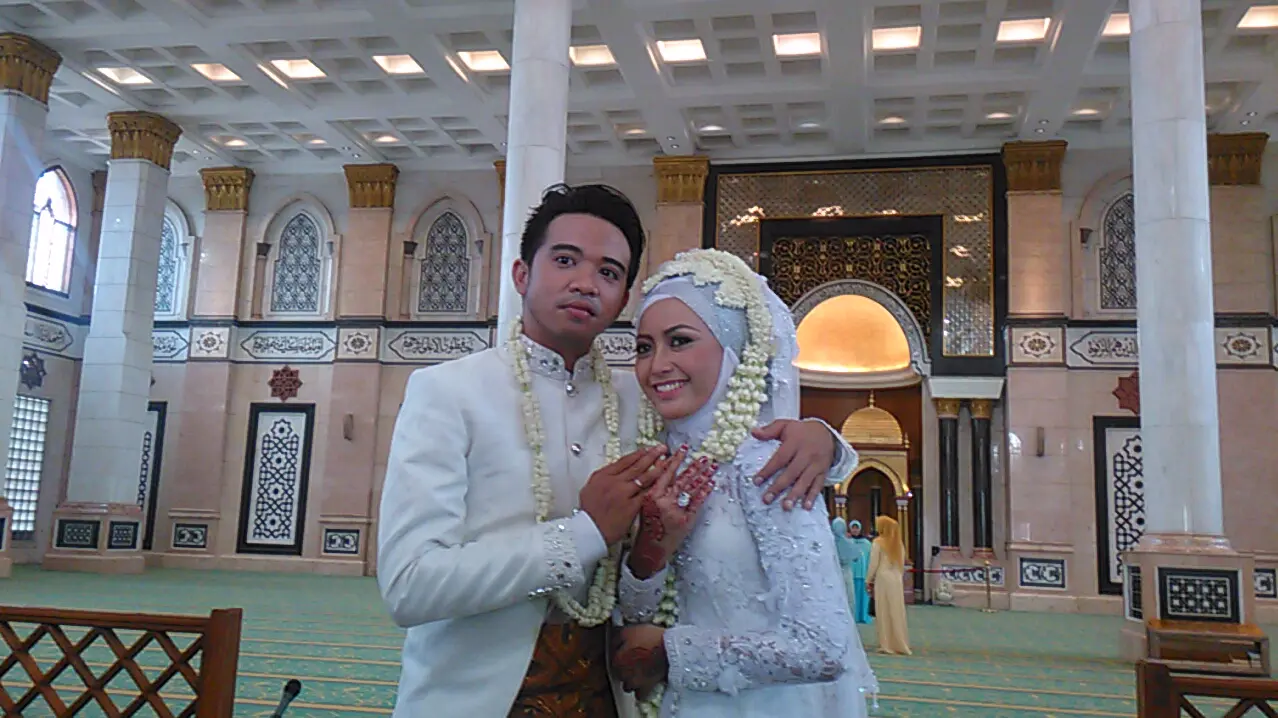 Roby Satria telah resmi menjadi suami dari Cinta Ratu Nansya setelah melangsungkan akad nikah di Masjid Dian Al-Mahri Depok, Jawa Barat. (Ruswanto/Bintang.com)