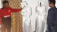 Pocong jadi-jadian saat dinterogasi pemuda Nagari Talang, Kecamatan Gunung Talang, Kabupaten Solok, Sumbar. (Istimewa/JawaPos.com)