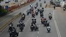 Komunitas motor melakukan konvoi dalam kegiatan Millennial Road Safety Festival di Jalan Sudirman, Jakarta, Sabtu (16/3). Kegiatan itu bentuk kampanye keselamatan berlalu lintas pada anak-anak  muda dengan cara mengemudi tertib. (merdeka.com/Imam Buhori)