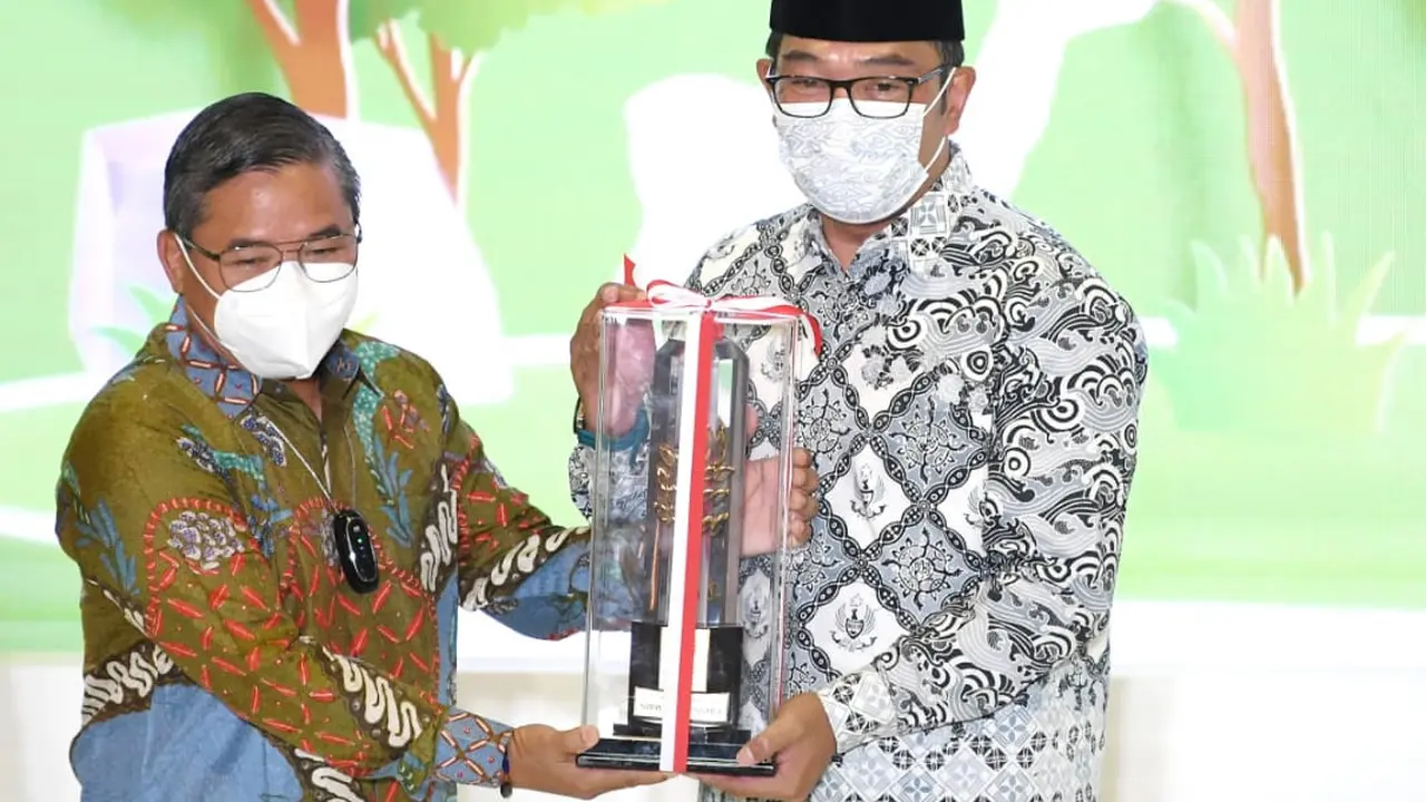 Gubernur Jawa Barat Ridwan Kamil menerima penghargaan Nirwasita Tantra dari Kementerian Lingkungan Hidup dan Kehutanan di Gedung Pusat Kehutanan Manggala Wanabakti