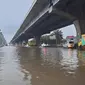 Tol Jakarta-Cikampek arah Cawang tergenang banjir, Minggu 21 Februari 2021. (Twitter @PTJASAMARGA)