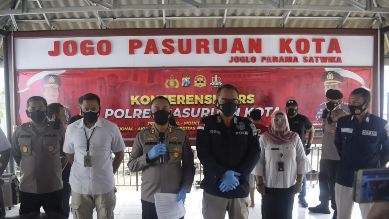 Polisi menetapkan 4 tersangka kasus ledakan bom ikan di Pasuruan yang tewaskan dua orang. (Dian Kurniawan/Liputan6.com)