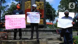 Jurnalis melakukan aksi solidaritas di kawasan Tugu Adipura, Kota Tangerang, Banten, Rabu (31/3/2021). Mereka menuntut pihak berwenang untuk mengusut tuntas oknum pelaku kekerasan terhadap wartawan Tempo, Nurhadi dan kasus kekerasan terhadap wartawan lainnya. (Liputan6.com/Angga Yuniar)