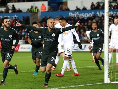 Pemain Manchester City, David Silva merayakan gol ke gawang Swansea City pada lanjutan Premier League, di Liberty Stadium, Rabu (13/12). Man City mencatatkan rekor 15 kemenangan berturut-turut usai menang dengan skor 4-0. (Nick Potts/PA via AP)
