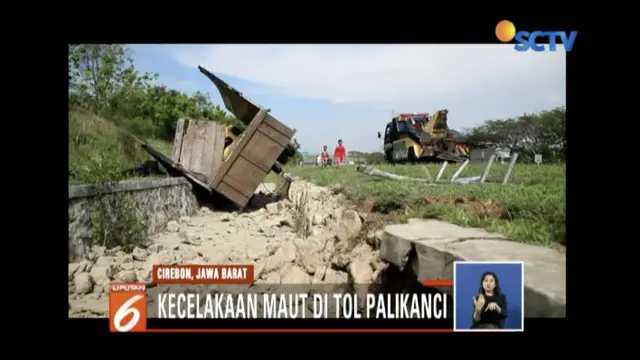 Sebuah truk pengangkut roti lompat dari jalur Tol Palimanan-Kanci hingga menghantam truk lain.