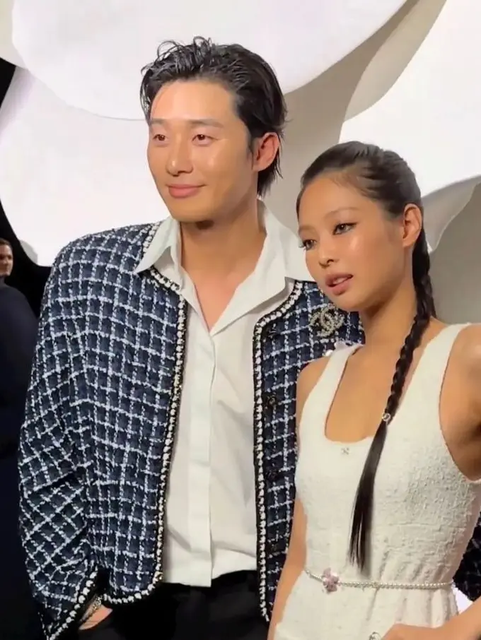 Gaya Serasi Jennie BLACKPINK-Park Seo Joon Pose Bareng di Chanel Paris Fashion Week 2023