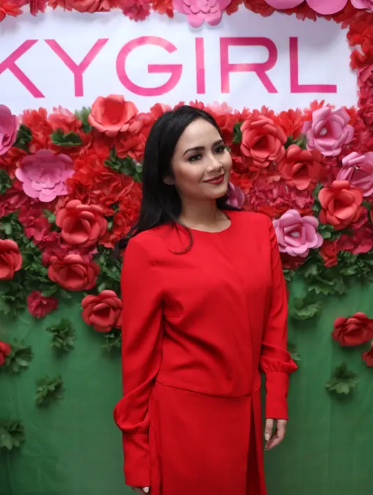 "Album rilis di tahun 2014 itu memproduseri sendiri, aku aransemen sendiri. Intinya bermandiri lagi di album terbaru aku itu. Makanya aku menamai The Next Chapter. Sebagai seorang penyanyi yang lebih maju lagi," kata Gita Gutawa. (Andy Masela/Bintang.com)