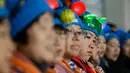Penonton mengenakan atribut unik saat menyaksikan cabang curling antara Rusia dan Norwegia pada Olimpiade Musim Dingin 2018 di Gangneung, Korea Selatan, Selasa (13/2). Olimpiade PyeongChang berlangsung hingga 25 Februari mendatang. (AP/Natacha Pisarenko)