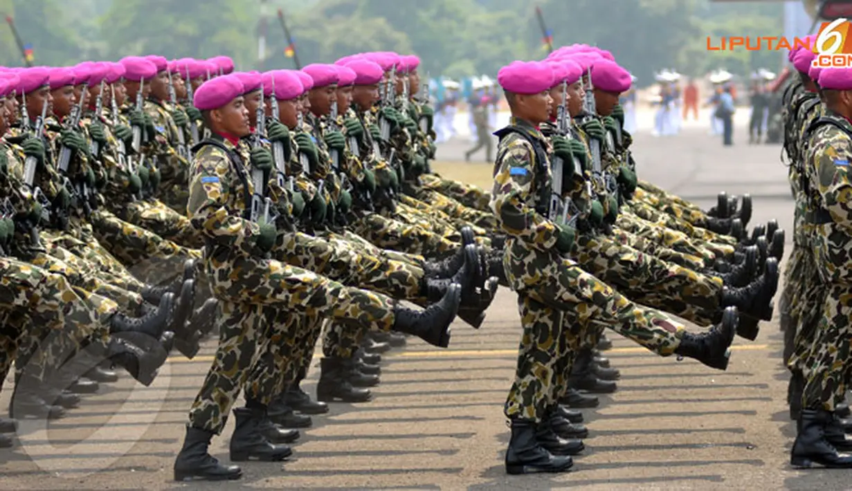 Sikap tegap dan tegas terlihat dari raut wajah para anggota TNI saat berdefile melambangkan kesatuan tekad dalam menjaga keutuhan NKRI (Liputan6.com/ Helmi Fithriansyah)