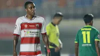 Pemain Madura United, Hugo Gomes Jaja, tampak lesu usai ditaklukkan Persebaya Surabaya pada laga Piala Menpora 2021 di Stadion Si Jalak Harupat, Bandung, Minggu (28/3/2021). Madura United takluk dengan skor 2-1. (Bola.com/M Iqbal Ichsan)