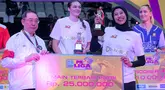Setelah berakhirnya ajang PLN Mobile Proliga 2024 untuk sektor putri tadi malam, Sabtu (20/7/2024) di Indonesia Arena, Senayan, Jakarta dengan tampilnya Jakarta BIN sebagai juara, panitia penyelenggara juga memberikan beberapa penghargaan individu untuk masing-masing posisi terbaik, pemain terbaik dan pelatih terbaik. Selain trofi, para terbaik juga diganjar hadiah uang masing-masing Rp10 juta, khusus untuk pemain terbaik mendapatkan Rp25 juta. (Bola.com/Bagaskara Lazuardi)