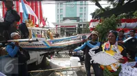 Nelayan membawa replika kapal saat unjuk rasa di Kementerian KKP, Jakarta, Selasa (23/8). Mereka meminta perlindungan karena hasil tangkapannya kerap dihadang perompak/pembeli hasil tangkapan di tengah laut secara paksa. (Liputan6.com/Immanuel Antonius)