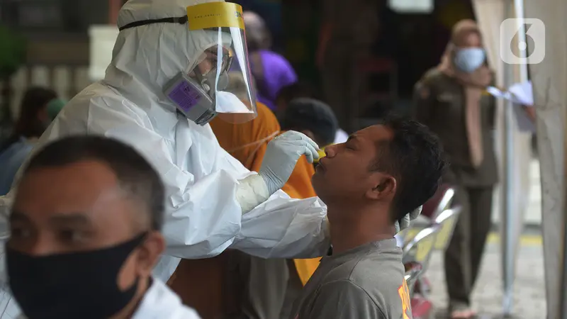 Tim Medis Swab Tes Pegawai Kecamatan