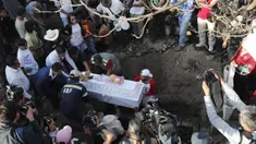 Anggota keluarga menguburkan korban pembunuhan Fatima berusia 7 tahun di Mexico City (18/2/2020). Jasad Fatima ditemukan terbungkus tas dan ditinggalkan di daerah pedesaan pada hari Sabtu. Lima orang telah diperiksa dan rekaman video penculikannya telah diamankan. (AP Photo/Marco Ugarte)