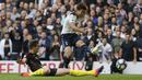 Pemain Tottenham Hotspur, Son Heung-min melakukan tembakan saat dihadang pemain Manchester City pada lanjutan Premier League di Stadion White Hart Lane, London, Minggu (2/10/2016). (AP/Frank Augstein)