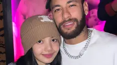 Lisa Blackpink berpose dengan pesepakbola asal Brasil Neymar Jr. Momen kebersamaan itu diunggah sang idol lewat insta story akun Instagram pribadinya. Unggahan itu ditautkannya ke akun Instagram sang pesepakbola dengan emoji perayaan. Neymar ikut mengunggah ulang foto tersebut di Insta Story miliknya. (Instagram/ lalalalisa_m)