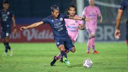 Pemain Arema FC, Kushedya Hari Yudo (kiri) berebut bola dengan pemain Persita Tangerang, Taufiq Febriyanto saat laga pekan kesembilan BRI Liga 1 2021/2022 antara Arema FC melawan Persita Tangerang di Stadion Sultan Agung, Bantul, Rabu (27/10/2021). (Bola.com/Bagaskara Lazuardi)