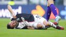 Gelandang Juventus, Miralem Pjanic, terjatuh saat berebut bola dengan pemain Fiorentina pada laga Serie A di Stadion Allianz, Minggu (2/2/2020). Juventus menang 3-0 atas Fiorentina. (AP/Fabio Ferrari)