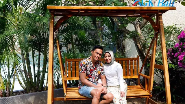 7 Potret Kemesraan Muzdalifah dan Fadel Islami Saat Liburan Ke Bali