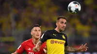 Striker Dortmund, Paco Alcacer, duel udara dengan bek Bayern Munchen, Niklas Sule, pada laga Piala Super DFL di Stadion Signal Iduna, Dortmund, Sabtu (3/8). Dortmund menang 2-0 atas Munchen. (AFP/Ina Fassbender)