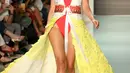 Model berjalan di atas runaway memperagakan koleksi yang diberi nama McDCouture Collection di Miami Swim Week, 20 Juni 2017. Koleksi baju renang tersebut dikreasikan dengan ribuan kemasan makanan cepat saji McDonald's. (ALEXANDER TAMARGO/GETTY IMAGES/AFP)