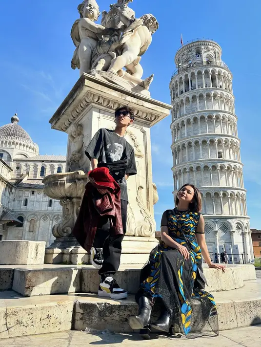 Rossa kenakan dress panjang dengan motif biru kuning dan lengan jaring-jaring. Sedangkan Rizky Langit tampil bergaya dengan graphic t-shirt, celana panajng, dan jaket wol. [@itsrossa910]