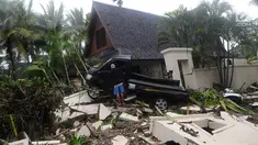 Mobil bak terbuka terseret pasca gelombang Tsunami Anyer di Tanjung Lesung Beach Resort, Pandeglang, Banten (23/12). BNPB mencatat hingga Minggu, pukul 16.00 WIB 222 orang meninggal dunia, 843 luka-luka dan 28 orang hilang. (merdeka.com/Arie Basuki)