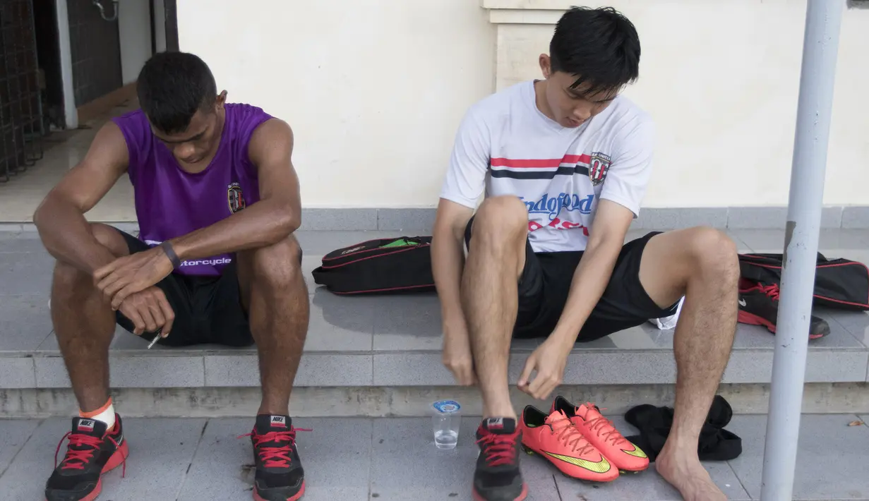 Pemain muda Bali United, Yabes Roni Malaifani dan Sutanto Tan berlatih selama kurang lebih 45 menit lebih lama dibanding rekan-rekan setim atas inisiatif mereka di Lapangan Trisakti, Bali, Selasa (1/9/2015). (Bola.com/Vitalis Yogi Trisna)