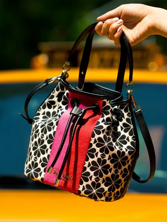 Kerja sama ini telah dimulai sejak musim lalu dan The National Council for Mental Wellbeing telah menyediakan sumber daya, pelatihan, serta pendidikan yang mengasah para individu untuk bisa membantu komunitas masing-masing yang bermasalah. Foto: Document/Kate Spade New York.