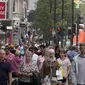 Orang-orang berjalan di sepanjang shopping street di London, Rabu (17/8/2022). Tingkat inflasi Inggris telah mencapai 10,1% pada tahun ini hingga Juli, berdasarkan data dari Kantor Statistik Nasional. Angka tersebut naik dari 9,4% pada bulan Juni dan berada pada level tertinggi dalam lebih dari 40 tahun. (AP Photo/Frank Augstein)